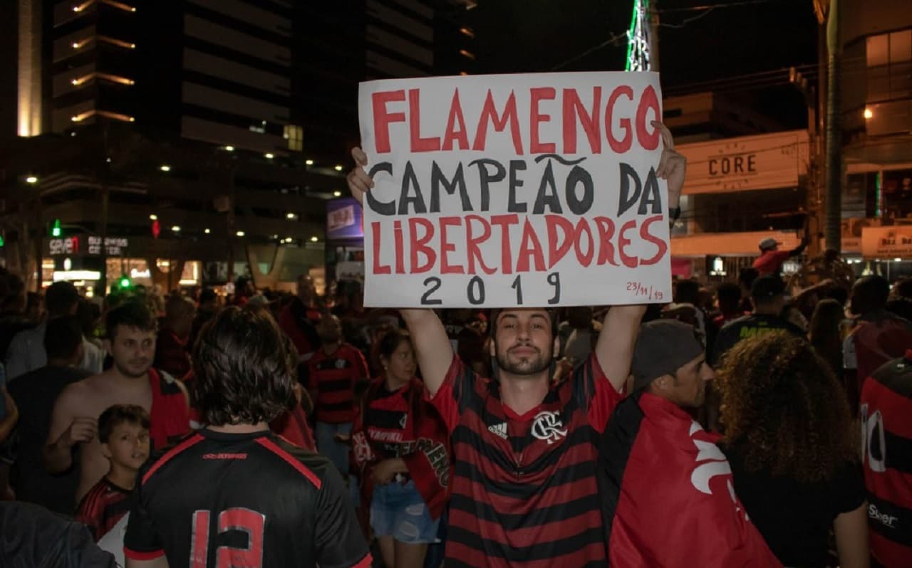 No Centro, torcedores comemoram título do Flamengo na Libertadores da América