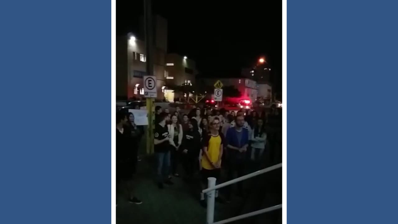 Acadêmicos protestam em frente à Unisul