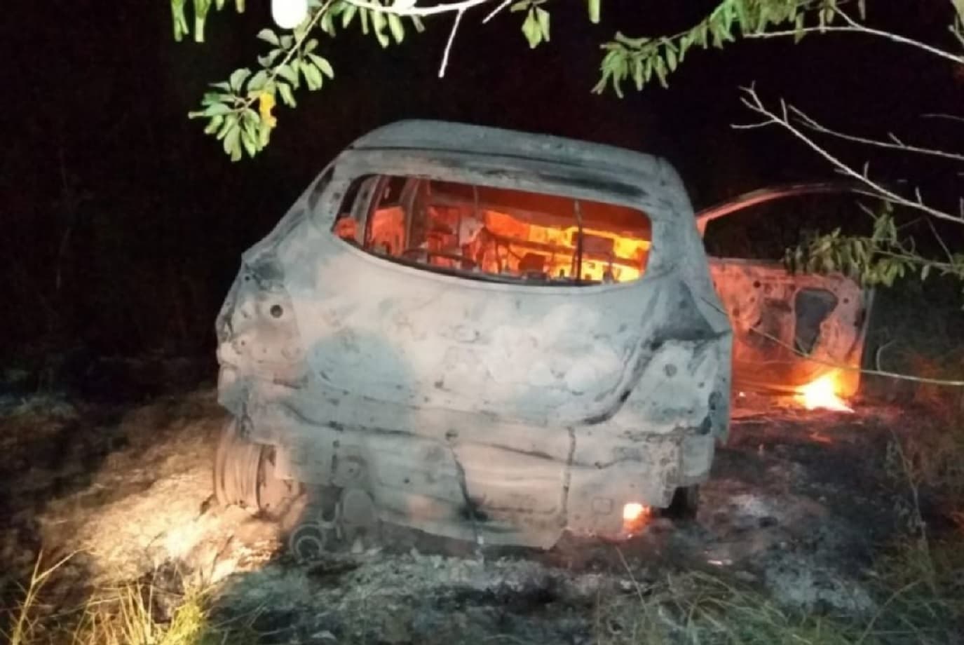 Carro usado em roubo de malotes é encontrado incendiado