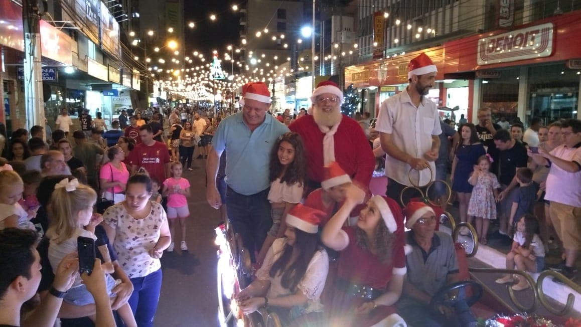 Chegada do Papai Noel marca início do Natal Luz