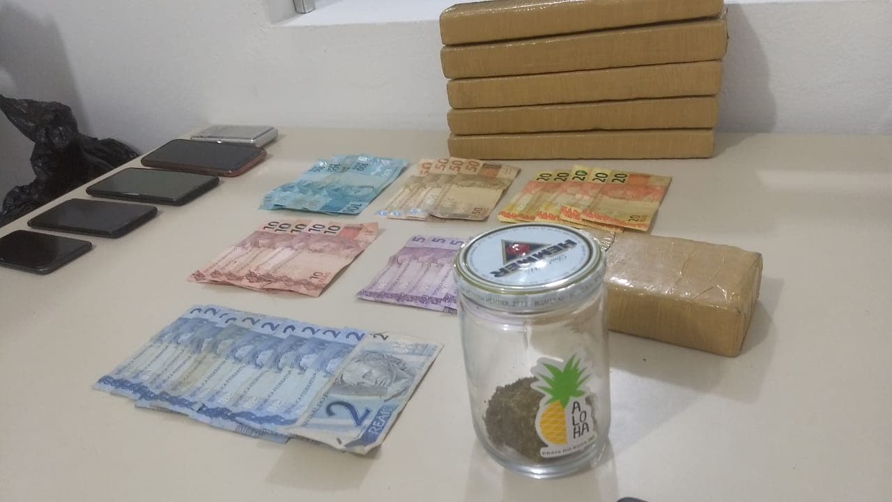 PM apreende quase cinco quilos de maconha