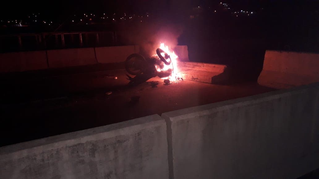 Moto colide em barreira de concreto na Rodovia Ivane Fretta