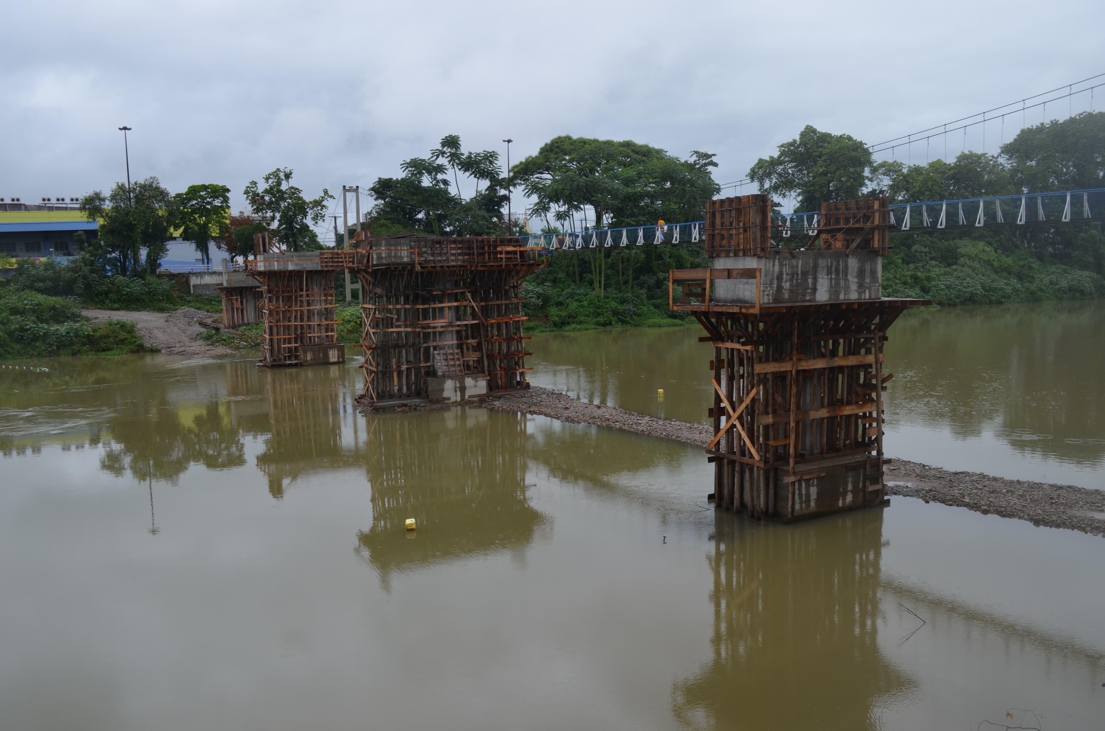 Travessas da passarela de concreto serão finalizadas nesta semana