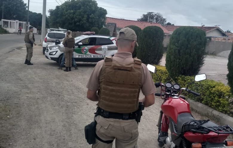 Homens com mandados de prisão são detidos em barreiras policiais