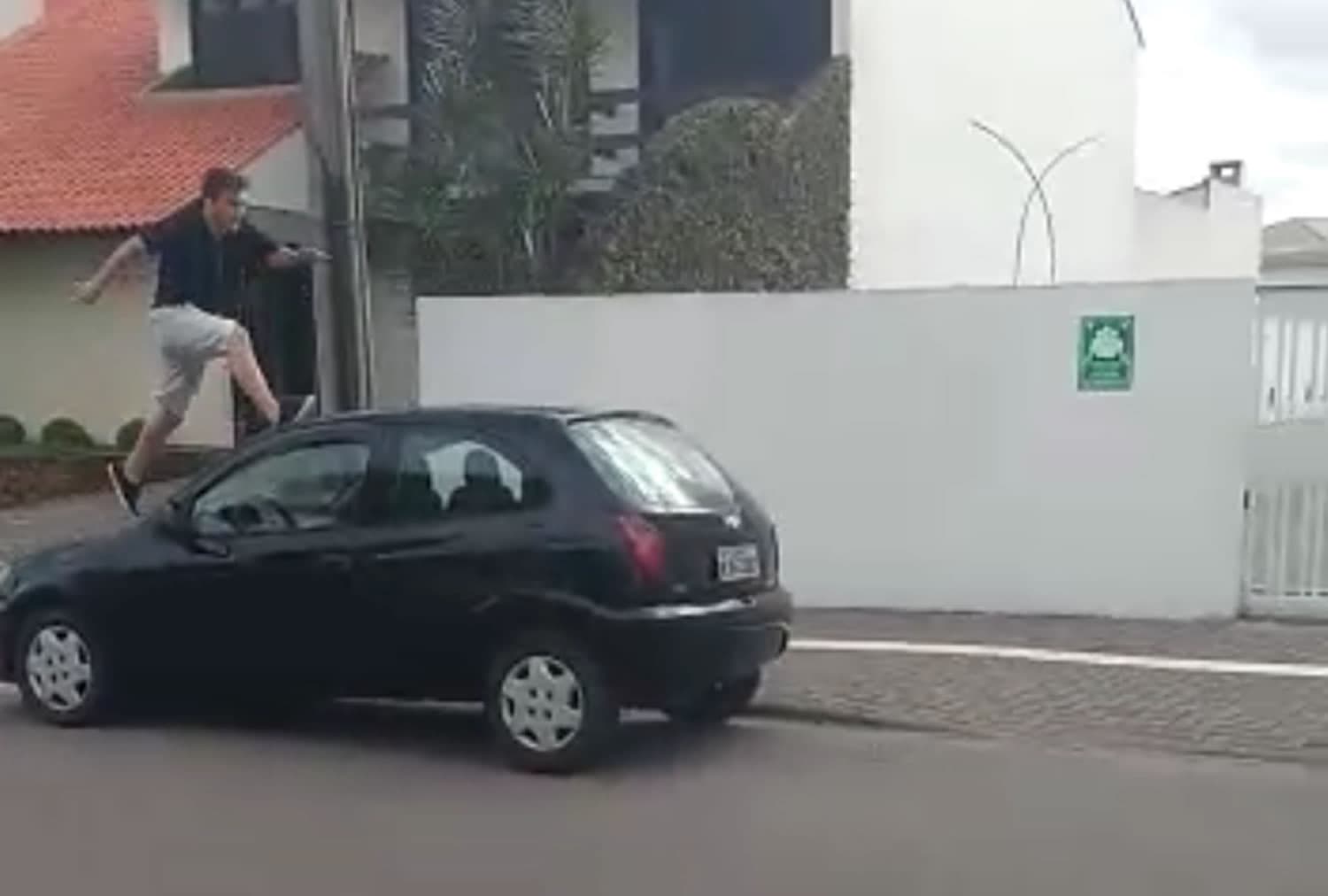 Vídeos mostram jovens saltando sobre carros