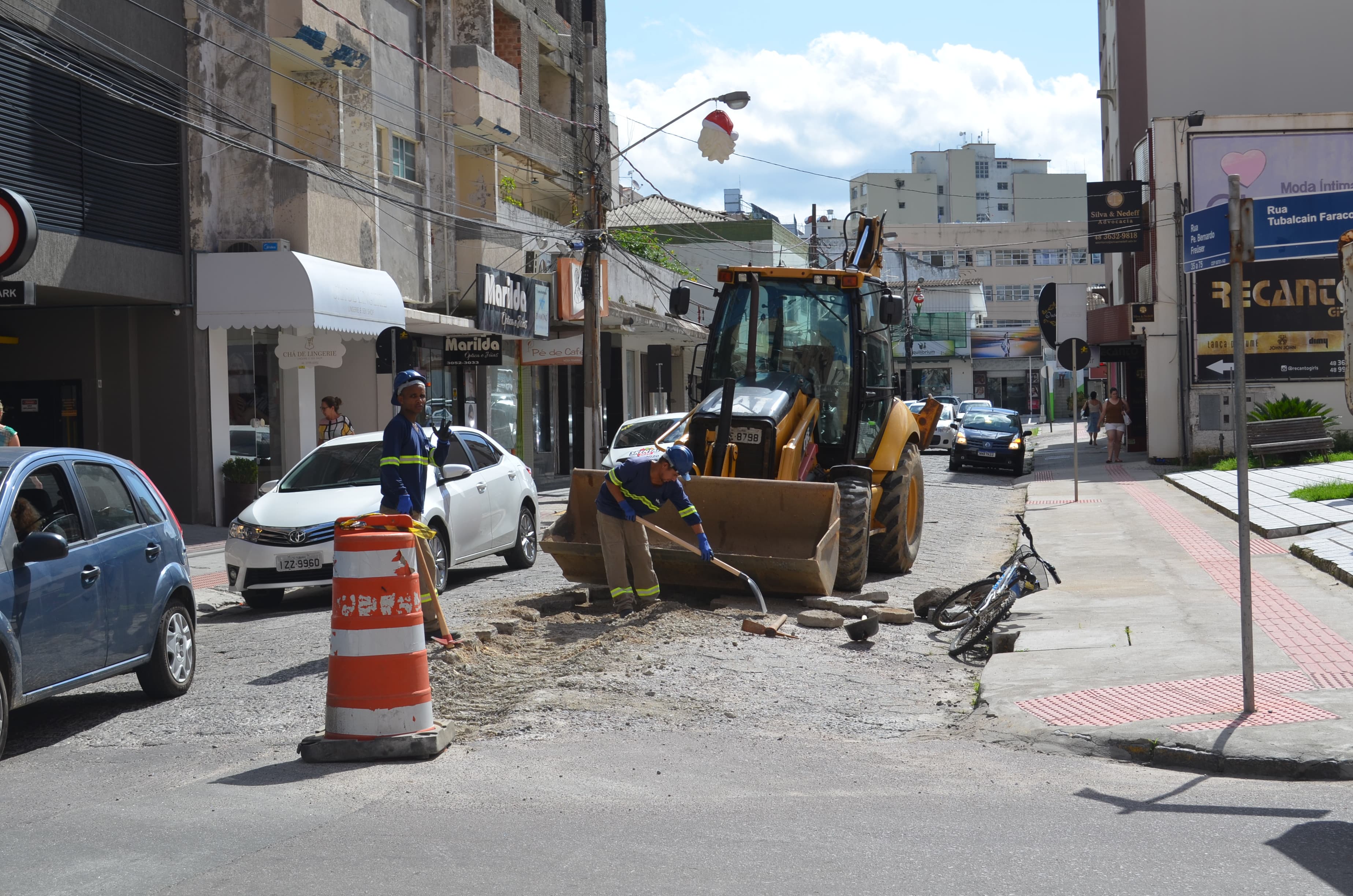 Inicia a pavimentação asfáltica da Rua Padre Bernardo Freuser