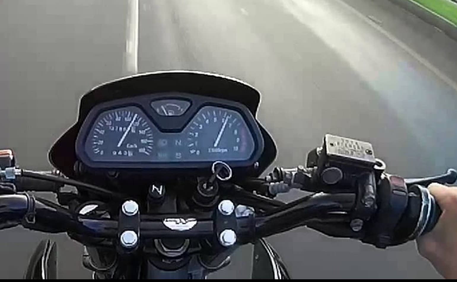 Menor é flagrado conduzindo moto sem retrovisores