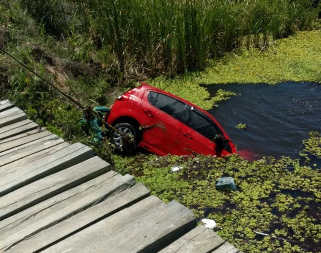 Carro cai de ponte e submerge a quatro metros de profundidade