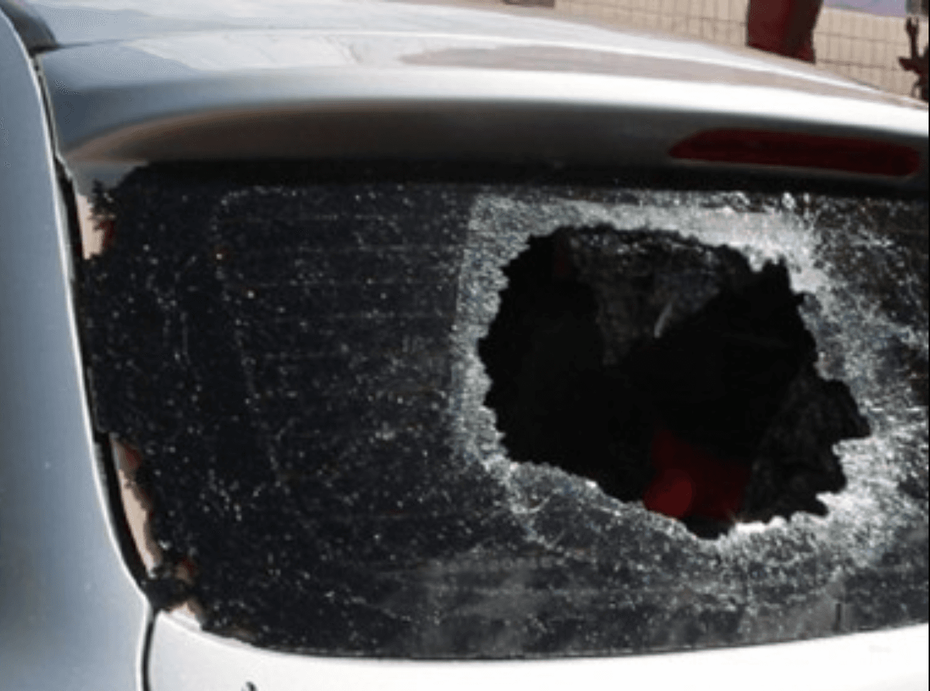 Carro tem vidro quebrado por ladrão em estacionamento de restaurante