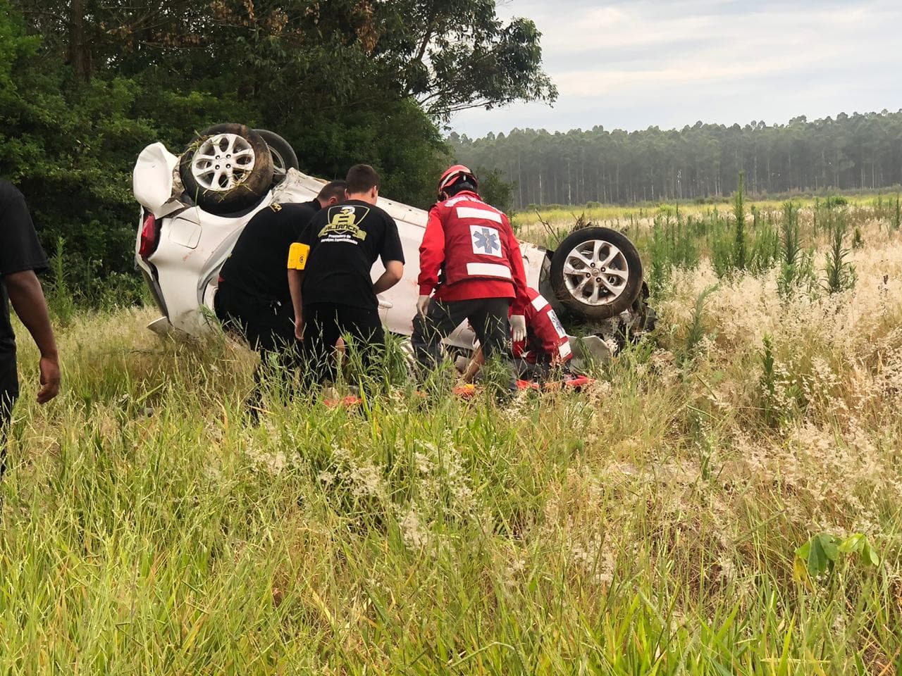 Jovem capota o carro e morre em saída de festa, em Jaguaruna