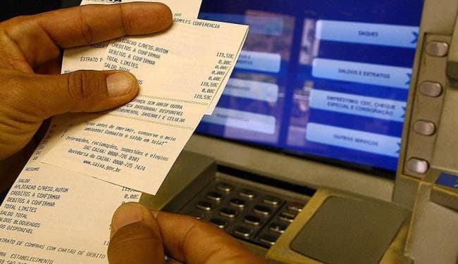 Cliente de banco tem carteira furtada no caixa eletrônico