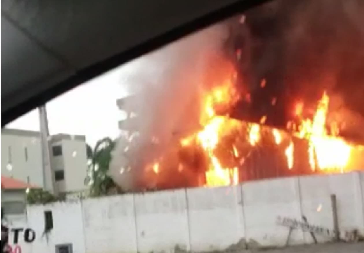 Imóvel pega fogo na Marcolino Martins Cabral