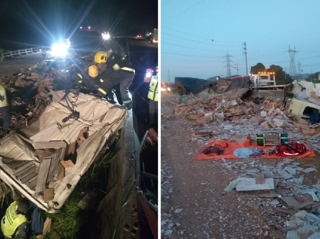 Caminhão carregado de piso tomba e carga fica espalhada na pista