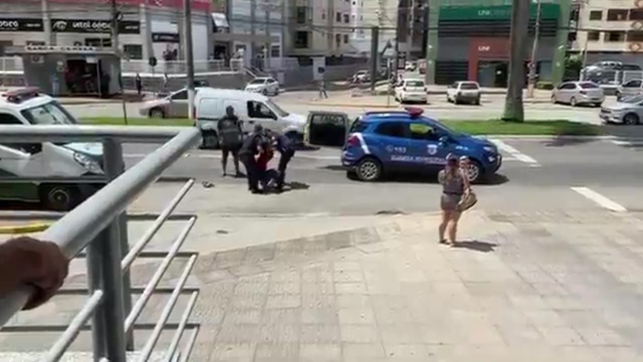 Pedinte que ameaça pedestres é detido pela Guarda Municipal