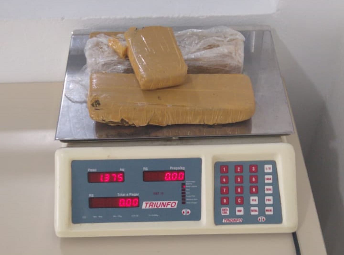 Dupla é presa transportando mais de um quilo de maconha