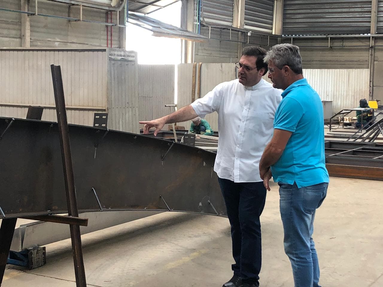 Padre Edison acompanha fabricação da cobertura do futuro Santuário