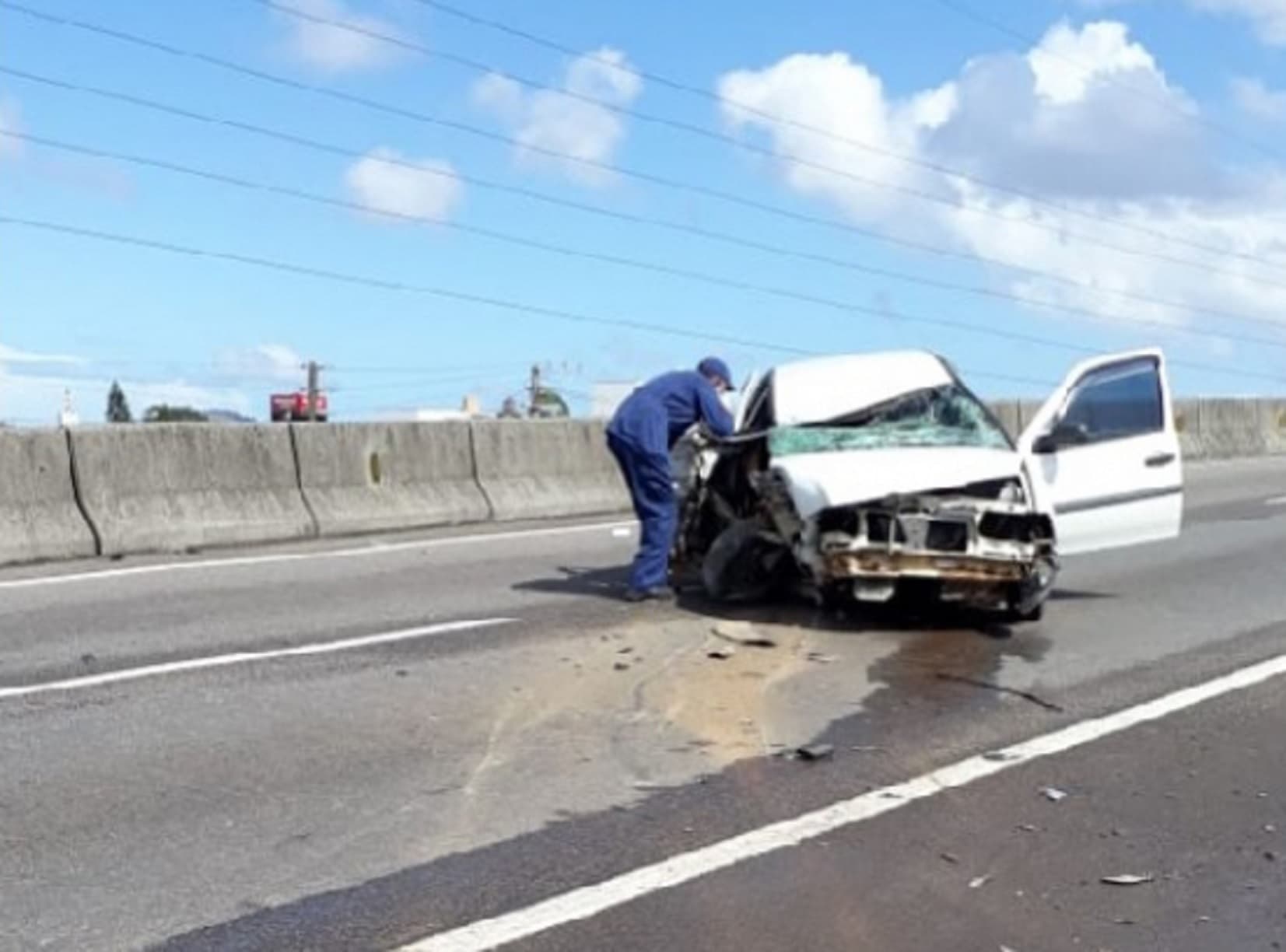 Mulher fica presa às ferragens em acidente na BR-101
