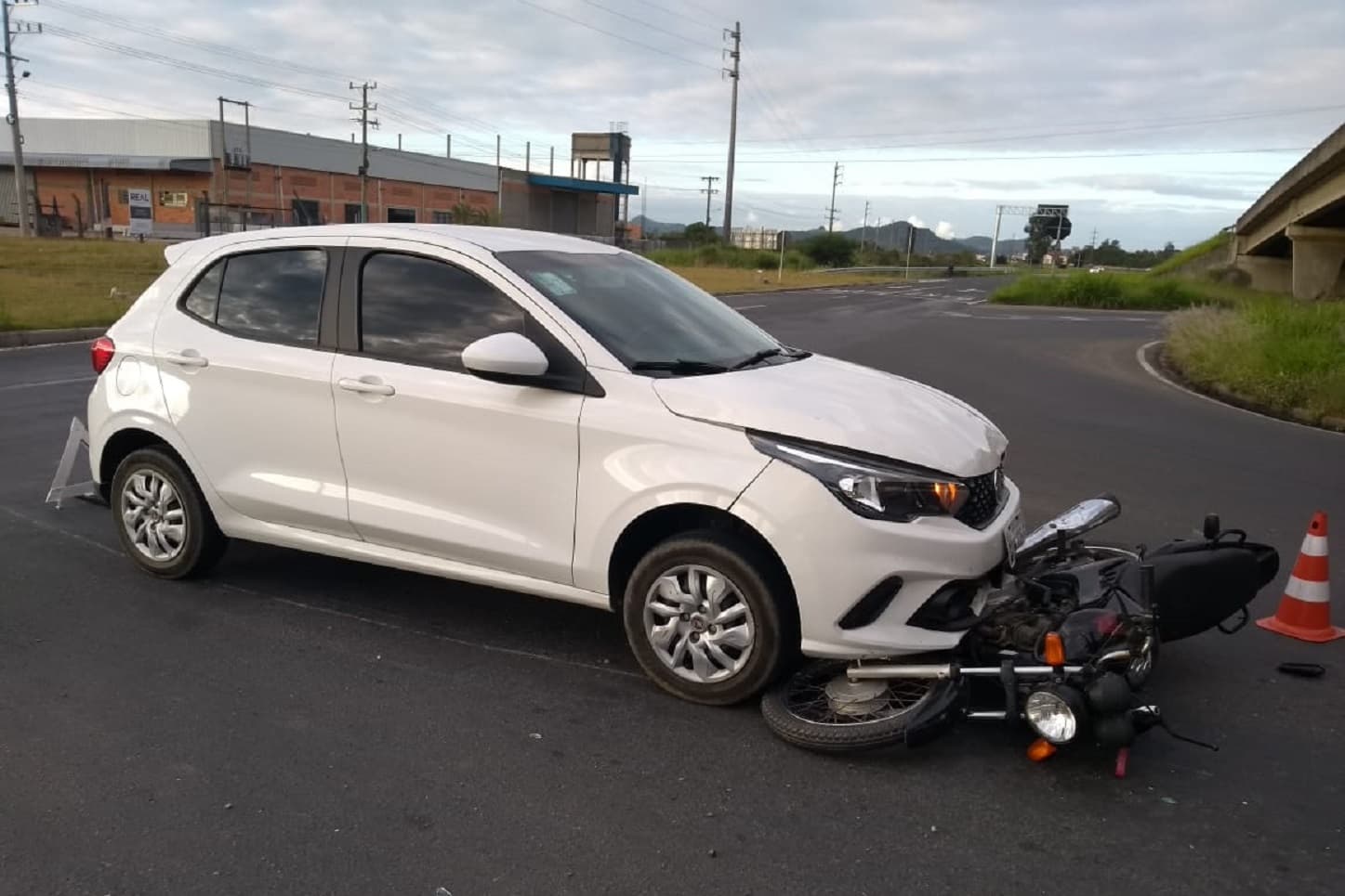 Acidente entre carro e moto deixa mãe e filha feridas, na Ivane Fretta Moreira