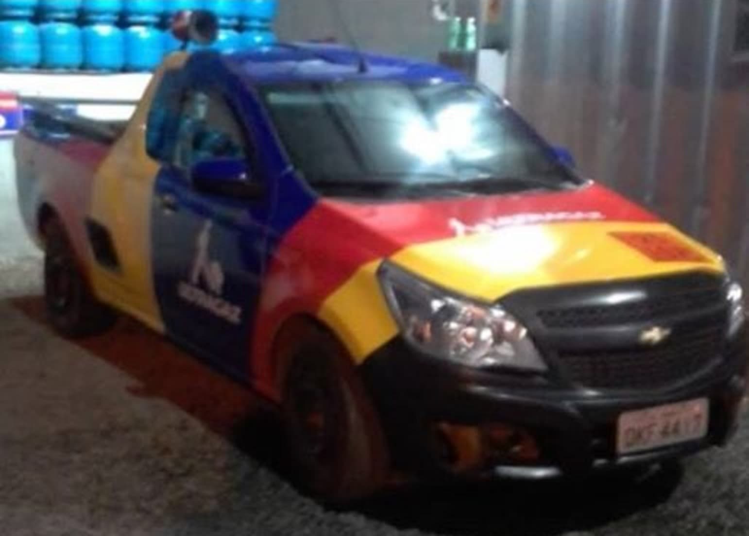 Veículo com botijões de gás é roubado por homens armados