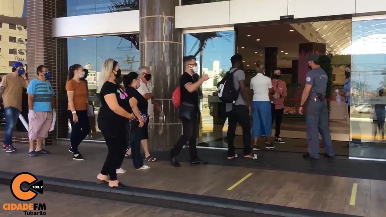 População faz fila para reabertura do shopping; vídeo viraliza nas redes sociais