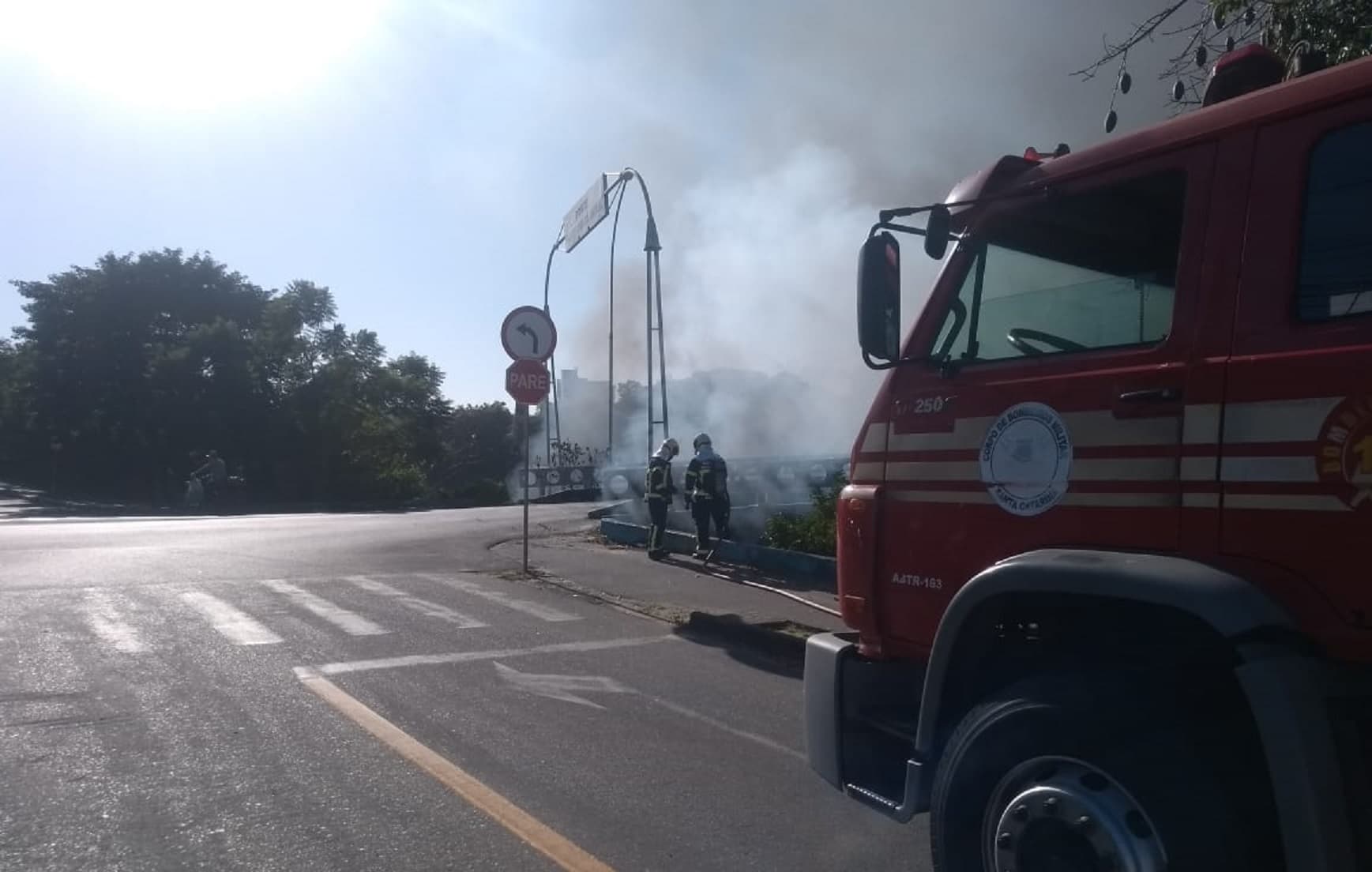 Incêndio embaixo de ponte danifica cabeamento de internet