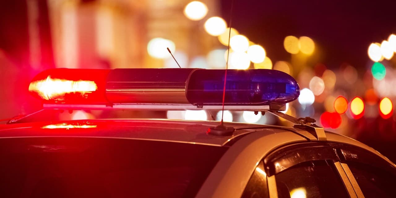 Homem com mandado de prisão é agredido por populares