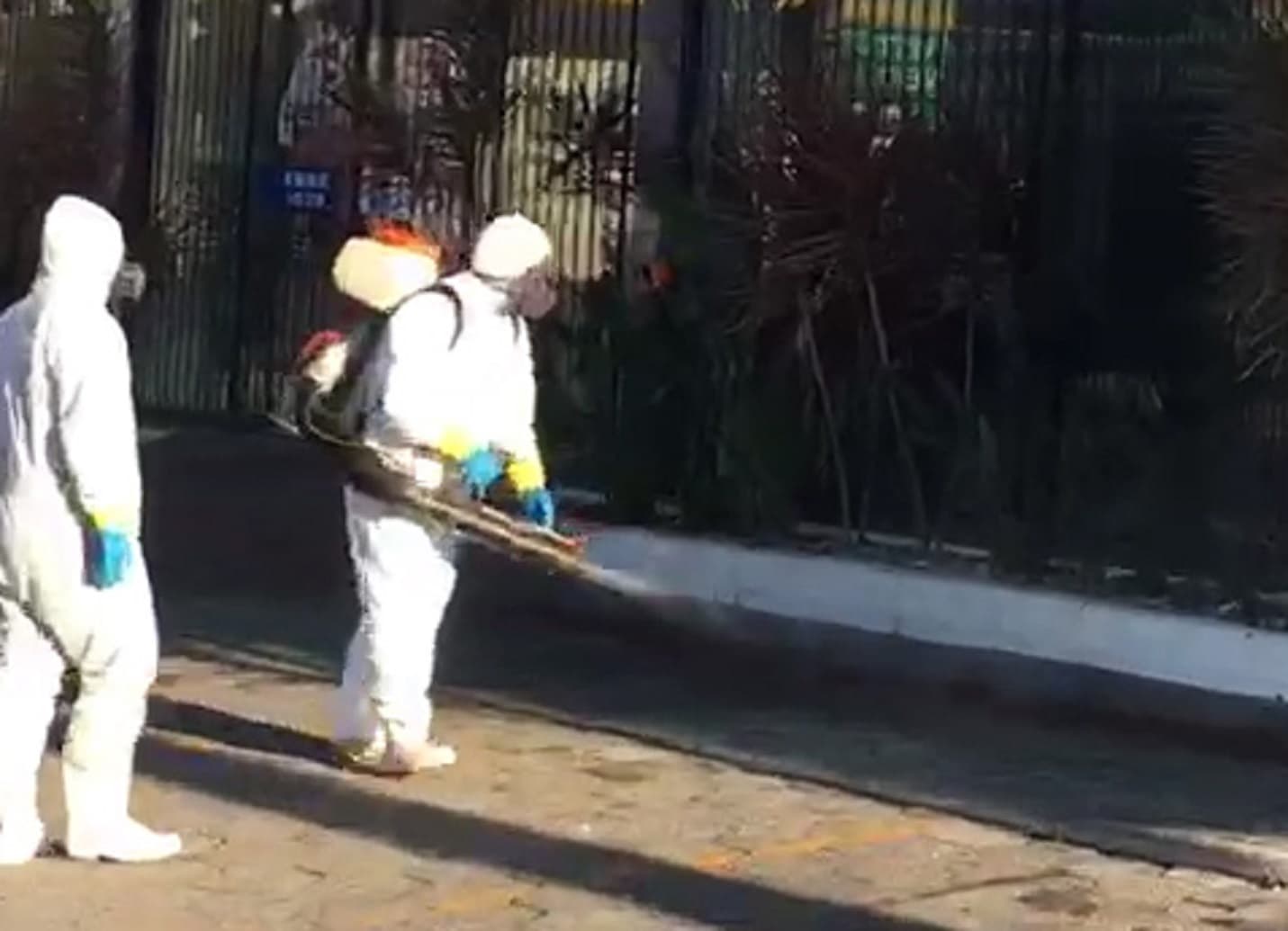 Fachadas e calçadas do comércio são higienizadas