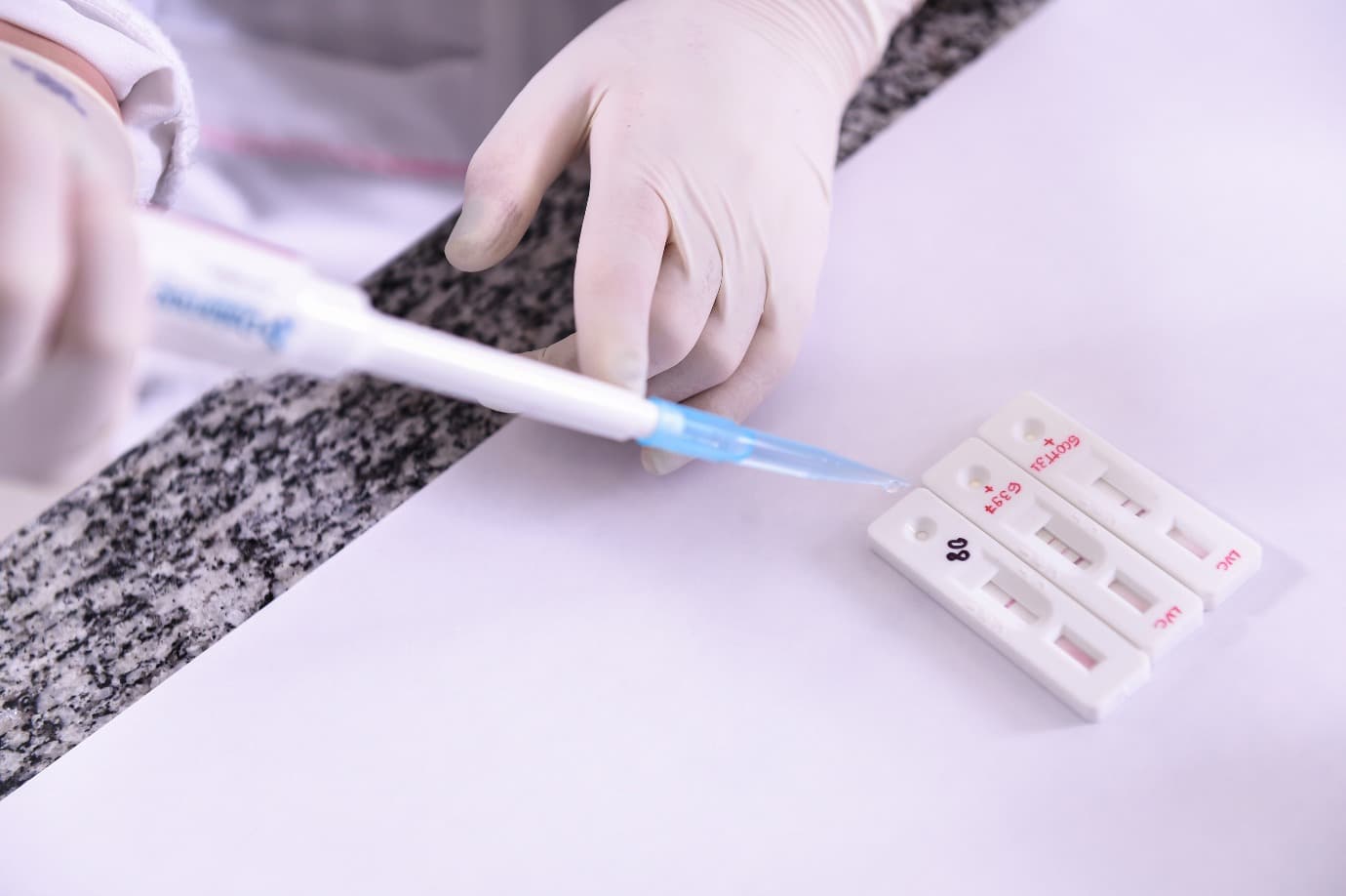 Mais de 3 milhões de casos de Covid são registrados em 1 dia e novo recorde é batido