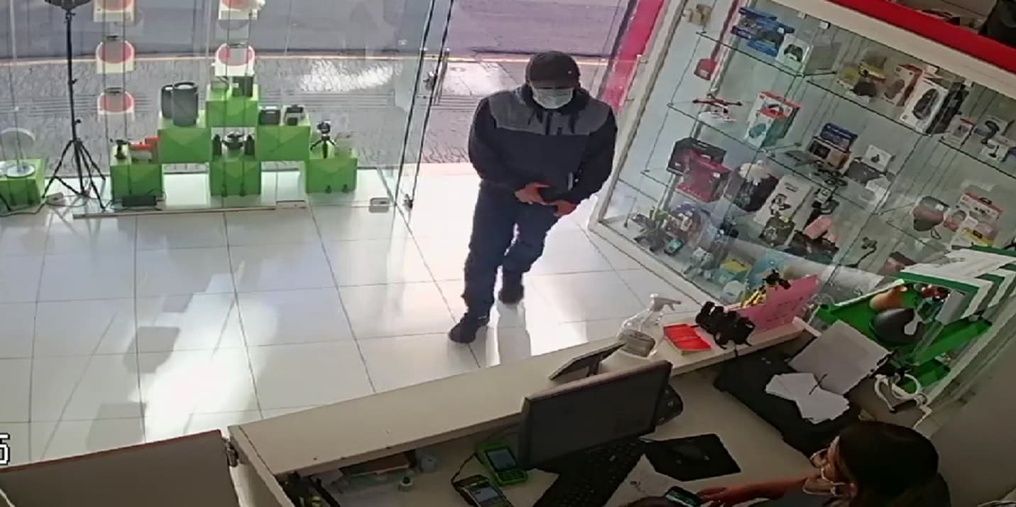 Usando máscara, bandido assalta loja no Centro