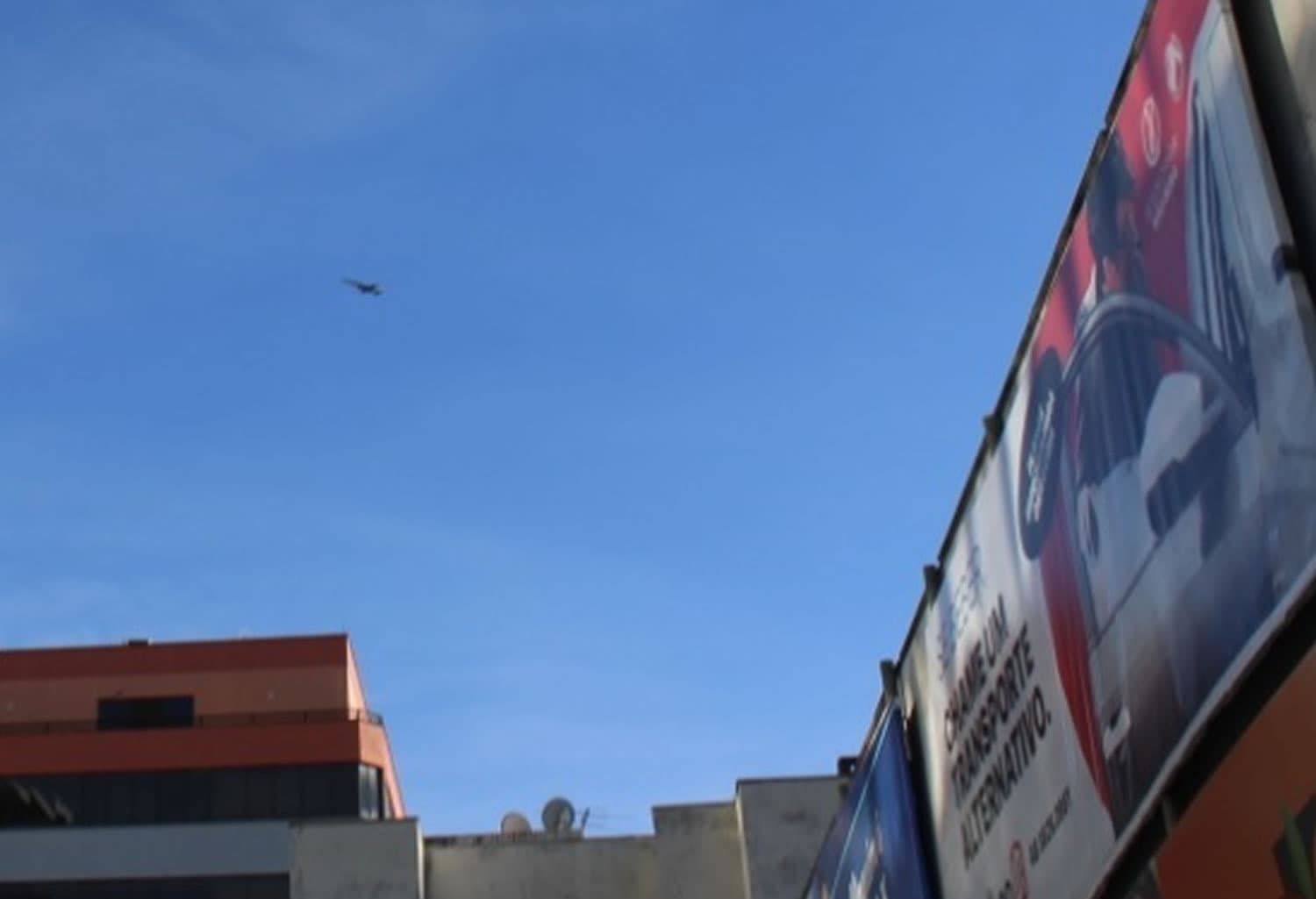 Aviões da Força Aérea sobrevoam Tubarão