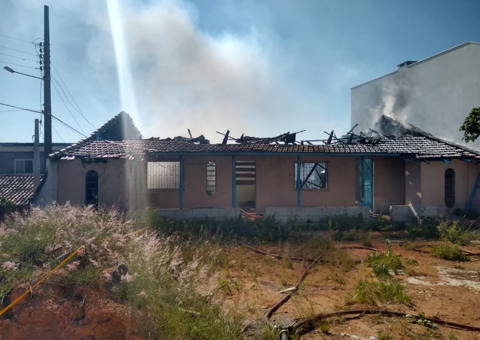 Casa desabitada pega fogo, em Oficinas