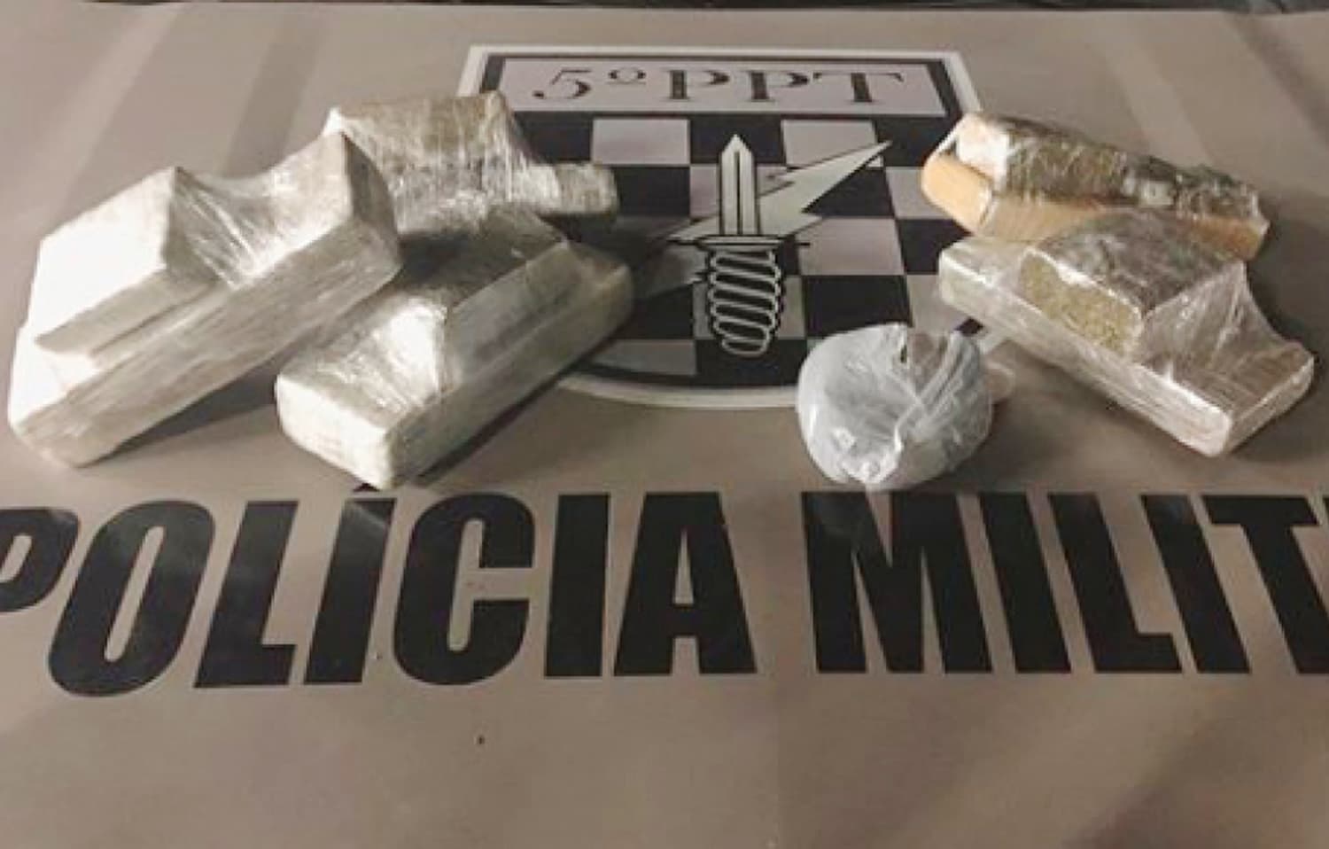 Três pessoas são presas com mais de cinco quilos de maconha