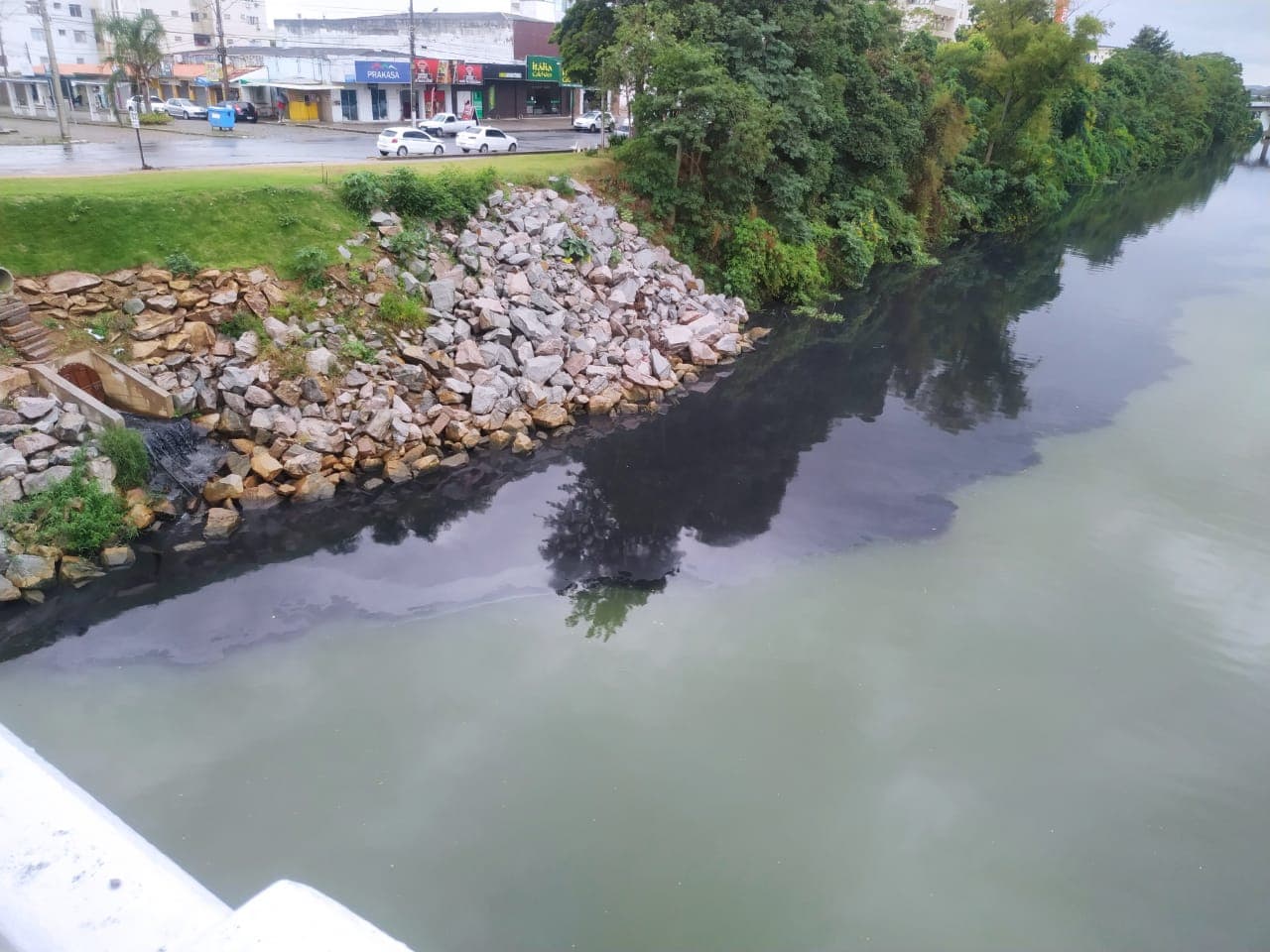 Mancha escura aparece no Rio Tubarão
