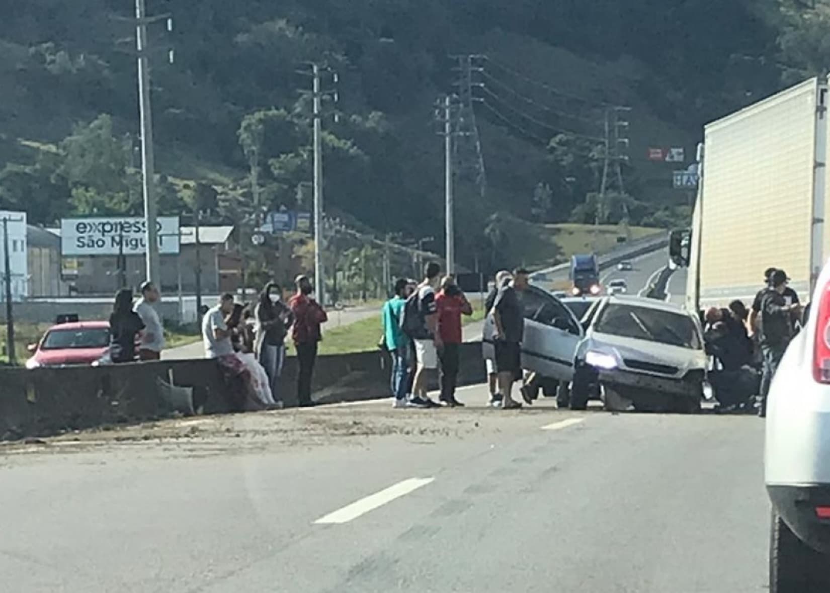 Motorista fica ferido após colidir veículo em mureta na BR-101