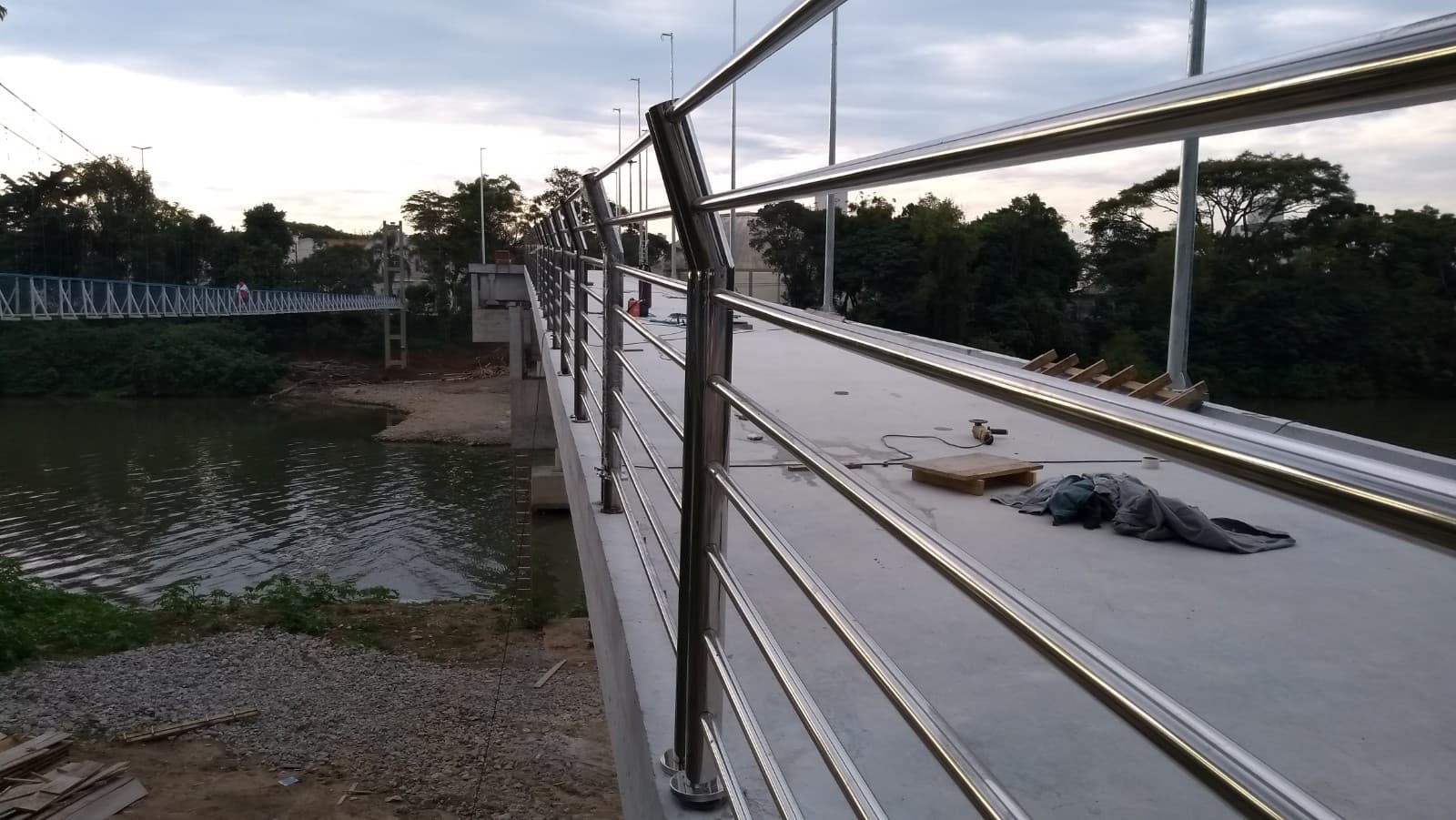 Guarda-corpos começam a ser instalados na passarela de concreto