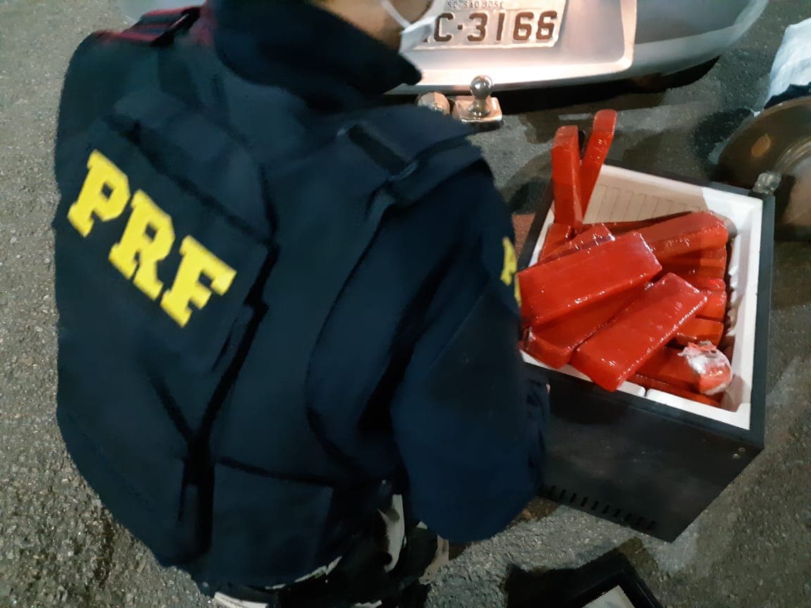 Motorista é preso com 16 kg de maconha dentro de frigobar