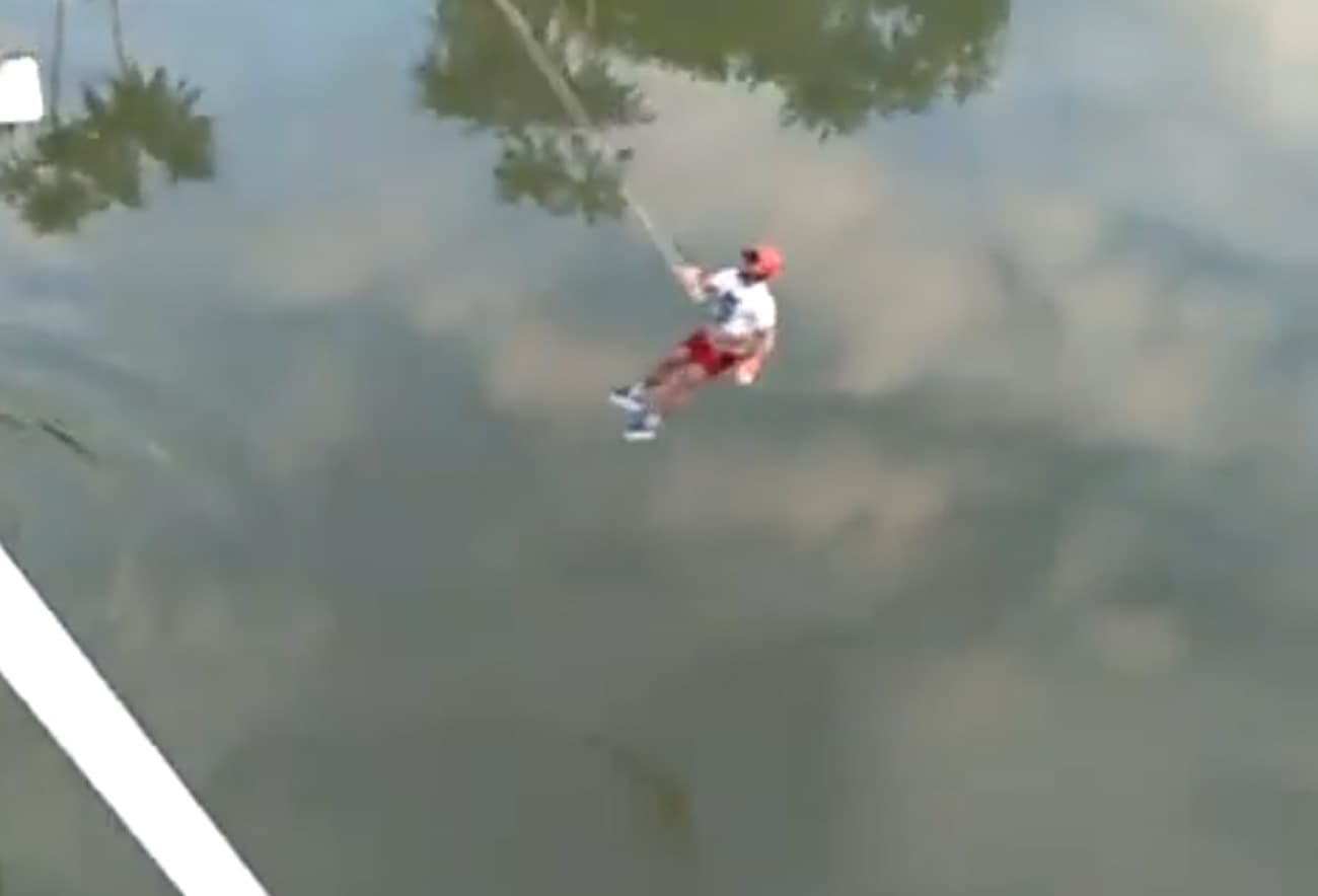 Praticante de esportes radicais pula de pêndulo de cima da ponte pênsil