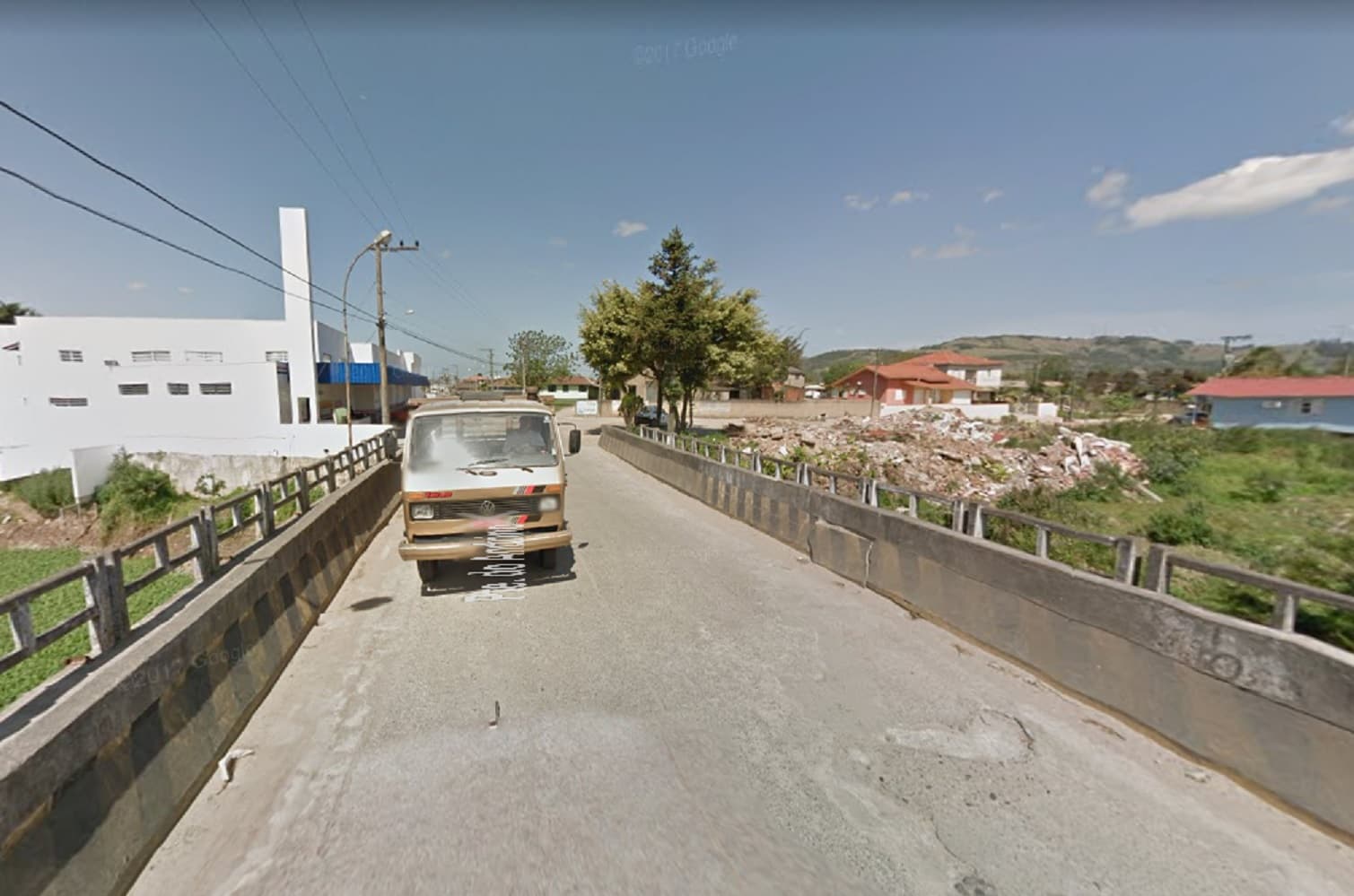 Bandidos roubam celular de jovem em ponte, no Andrino