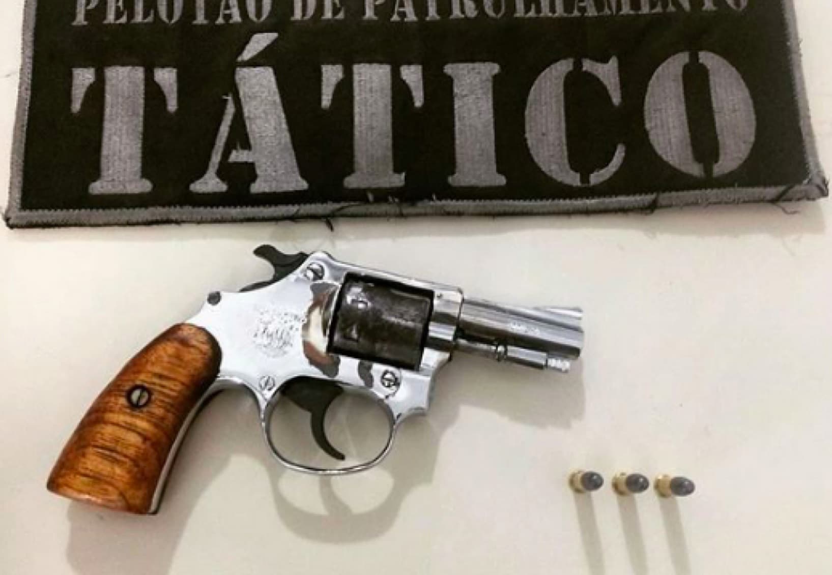 Homem é preso ao tentar vender revólver