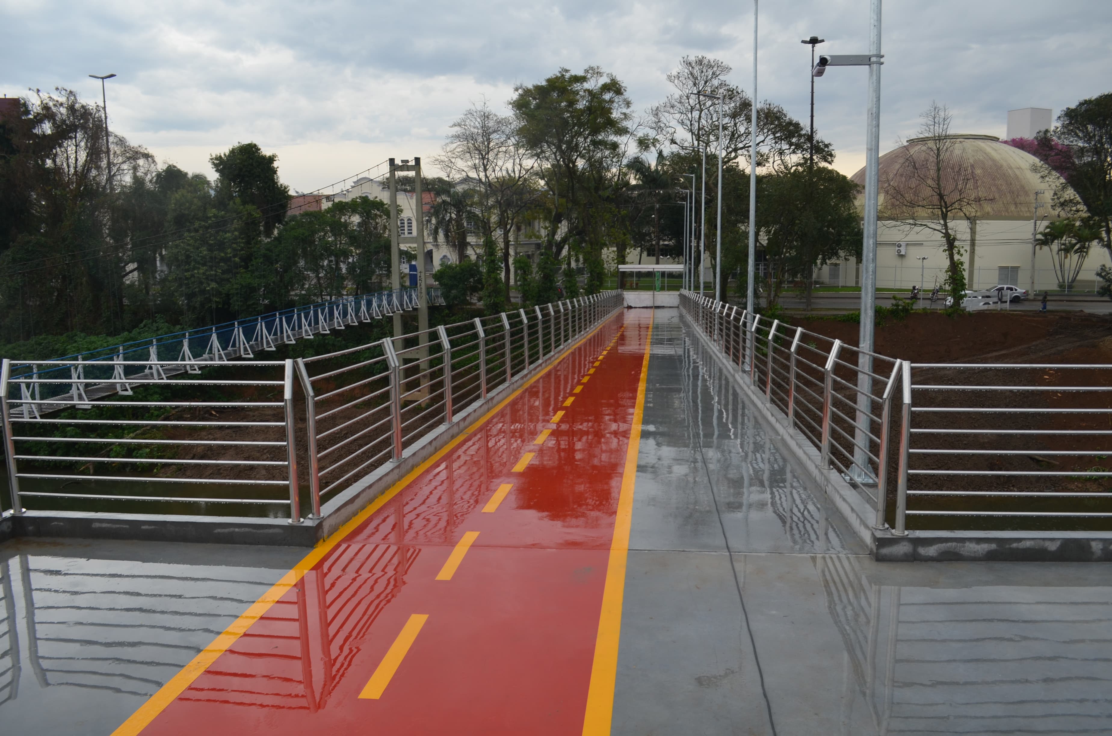 Técnicos buscam solução para poder religar a iluminação na passarela de Tubarão