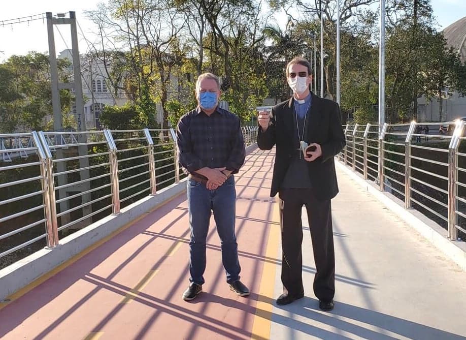 56 anos depois, prefeito e bispo repetem foto na travessia em frente à Unisul