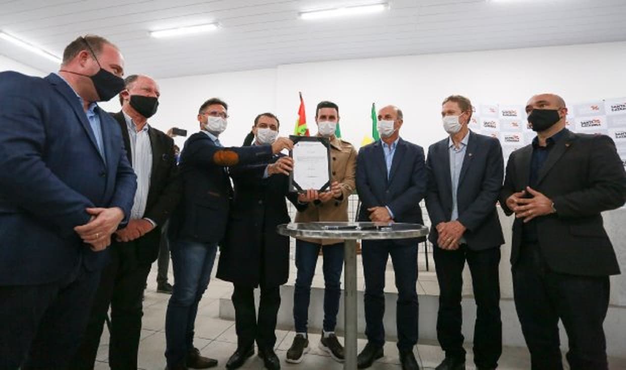 PRIMEIRA MÃO - Governador fere próprio decreto ao promover evento em Laguna