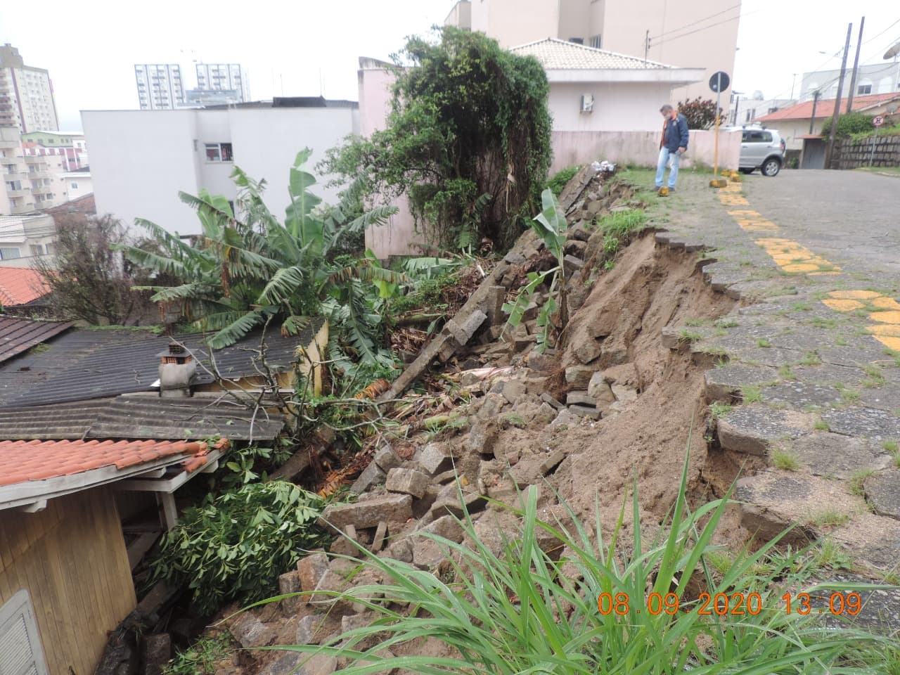 Deslizamento de barranco no Centro atinge uma casa