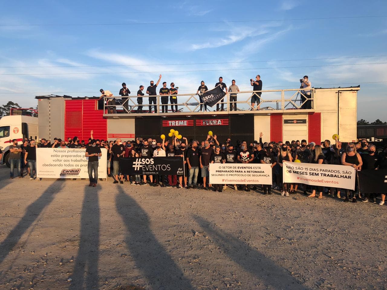 Profissionais de eventos realizam protesto na BR-101