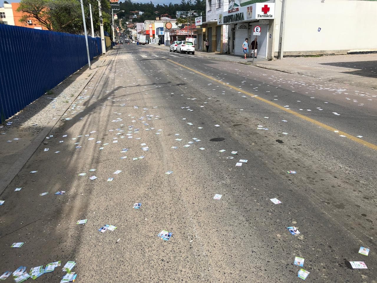 Manhã de eleição tem santinhos espalhados nas ruas de Tubarão