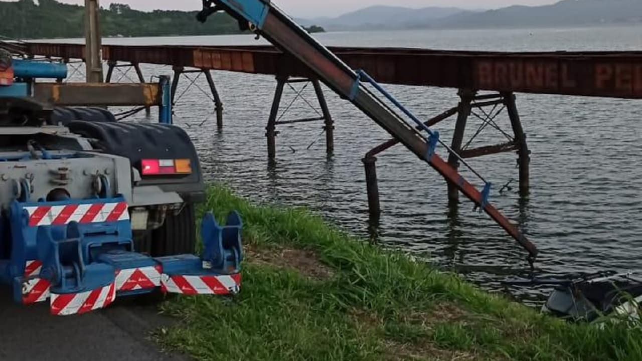 Motorista dorme ao volante e cai na Lagoa do Imaruí, em Laguna