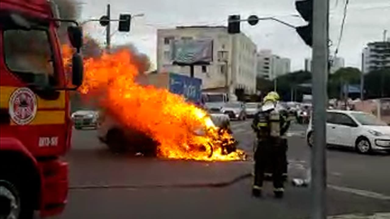 Carro é destruído por incêndio após colisão