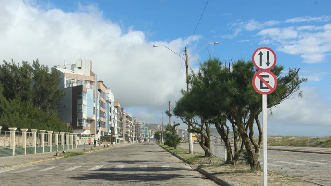 Parte de avenida do Mar Grosso, em Laguna, é fechada para evitar aglomerações