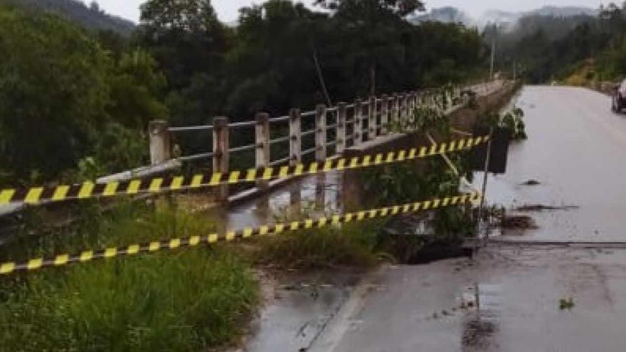 Chuva abre buraco em cabeceira de ponte na SC-390