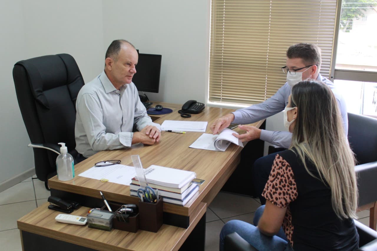 Prefeito vai solicitar auxílio ao governador. Projeto de nova ponte é entregue.